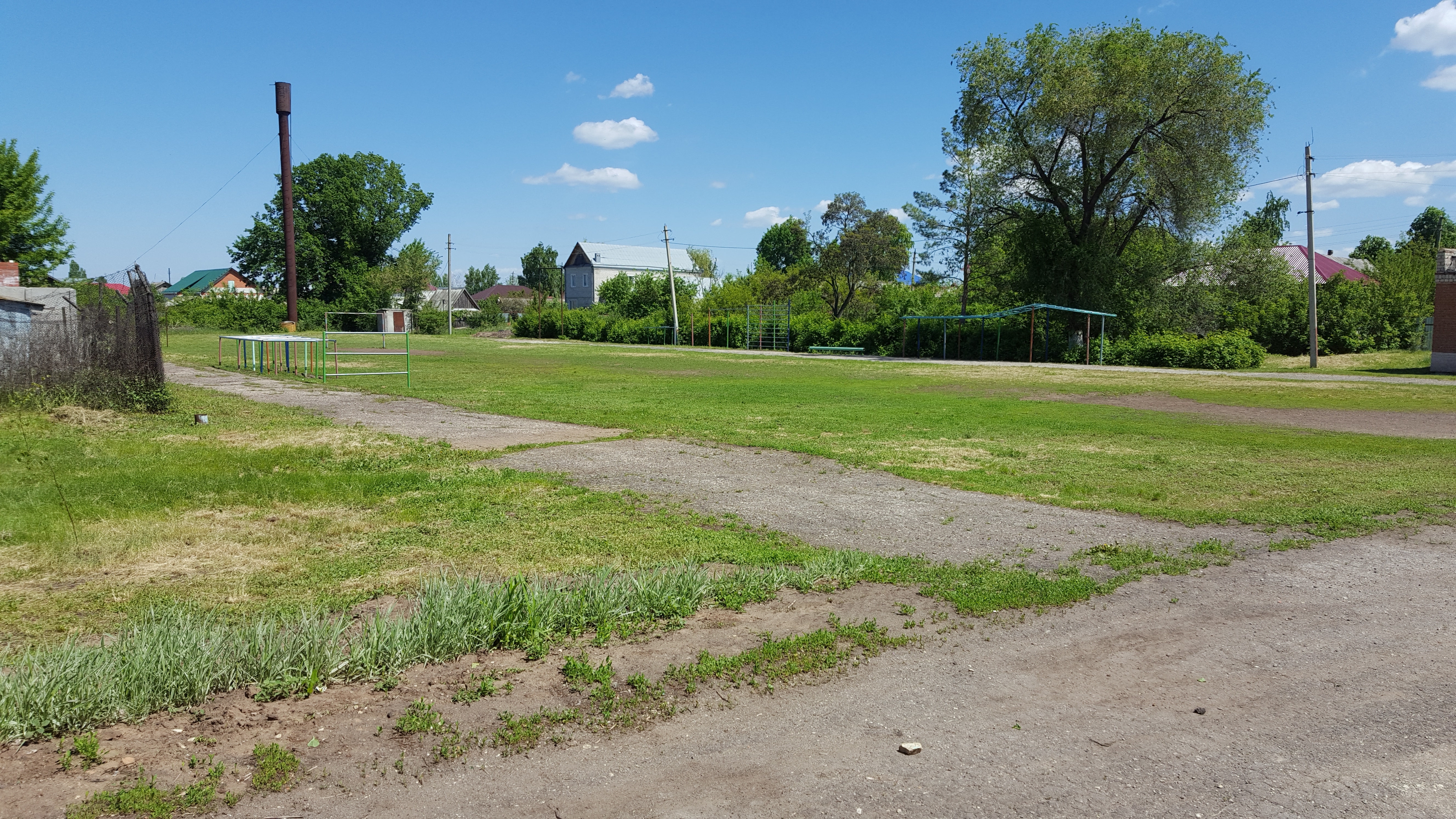 Спортивная площадка для занятий легкой атлетикой и футбольное поле